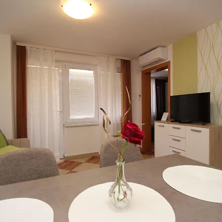 Modern Eingerichtete Fuer 4 Personen Ideal Fuer Famillien Mit Im By Interhome Lejlighed *