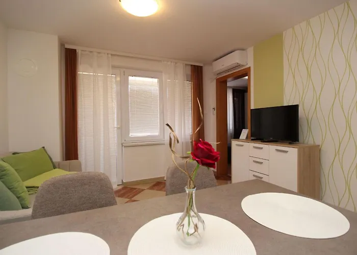 Modern Eingerichtete Fuer 4 Personen Ideal Fuer Famillien Mit Im By Interhome 아파트 *